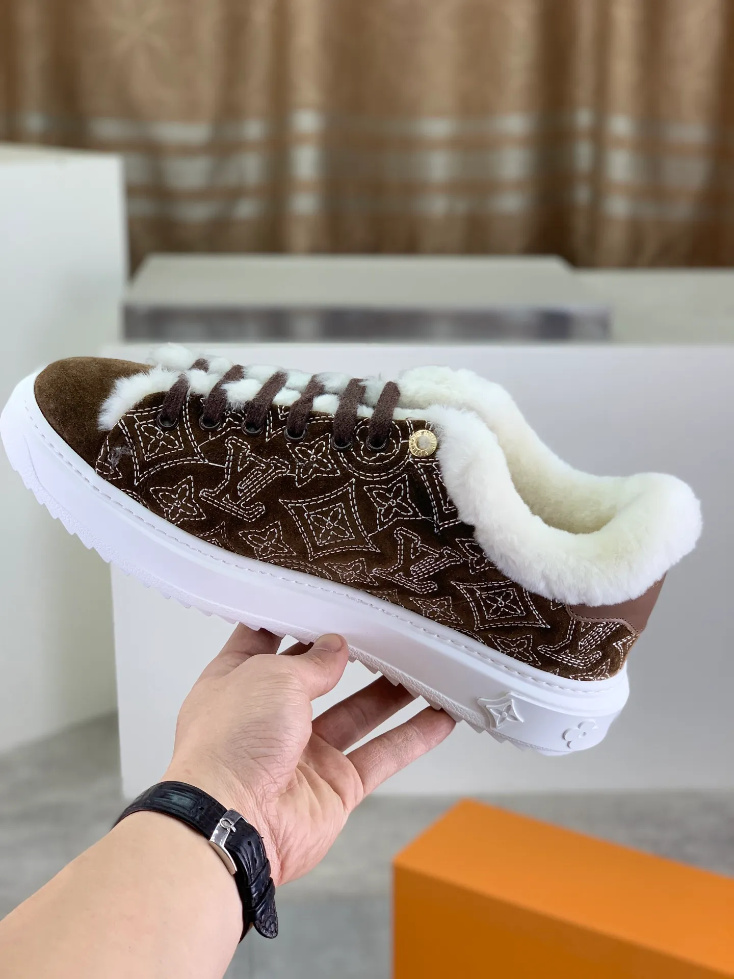 Factory price P740 Wool lining 💶 Top version [LOUIS VUITTON] Couple 🧑‍🤝‍🧑 Craftsman style Counter series (original order) New style 🍀LV Louis Vuitton - top version LV classic high-top trendy shoes! Made of imported original craft calfskin, original warm wool lining, and original wear-resistant, lightweight, high-end TPU outsole! High quality products! 3️⃣ colors available, code numbers: female 35-39, male 39-44 (female 40, male 45 46 customized)